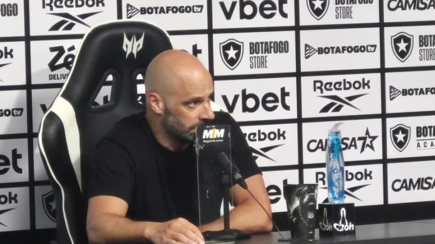 Franclim Carvalho, técnico do Botafogo, durante entrevista coletiva após derrota para o Remo (Foto: Leonardo Bessa / Lance!)