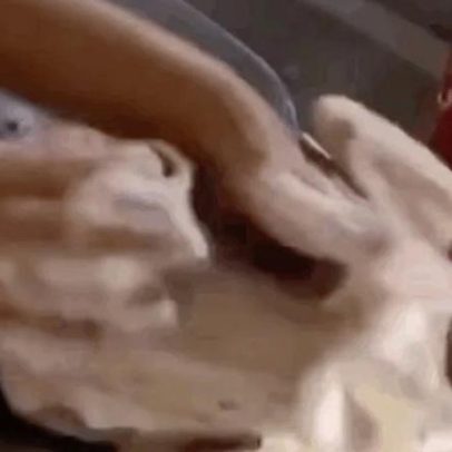 Mulher viraliza após lavar frango com detergente Ypê, em vídeo