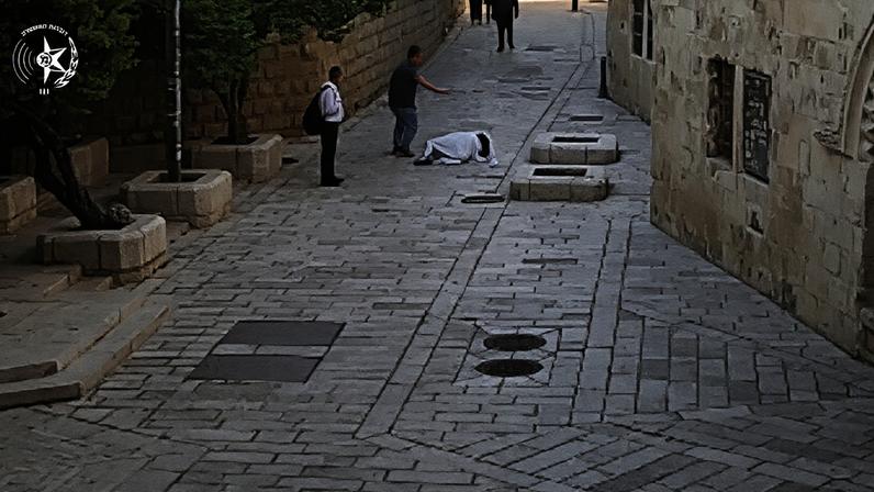 Polícia de Israel divulgou 5ª feira (30.abr) imagens de um homem agredindo uma freira em Jerusalém. O ataque ocorreu na 3ª feira (28.abr.2026)