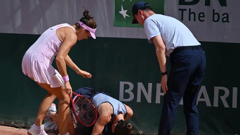 Zeynep Sönmez fell over a sponsor block during a women's doubles match.
