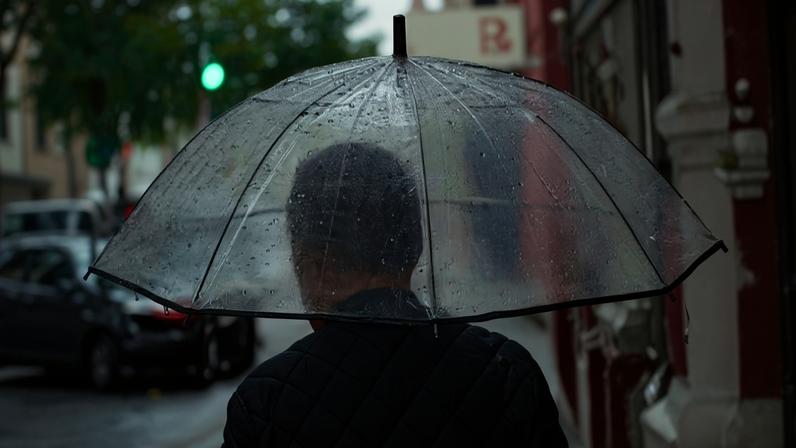 Homem com guarda-chuva