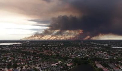 Fumaça de incêndio florestal escurece o céu na Flórida, EUA