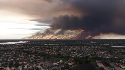 Fumaça de incêndio florestal escurece céu da Flórida nos EUA