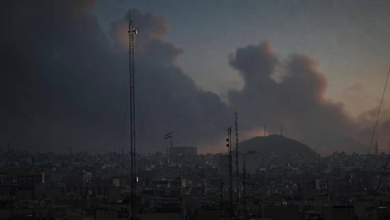 Fumaça na capital do Irã após ataques dos EUA e Israel contra o país