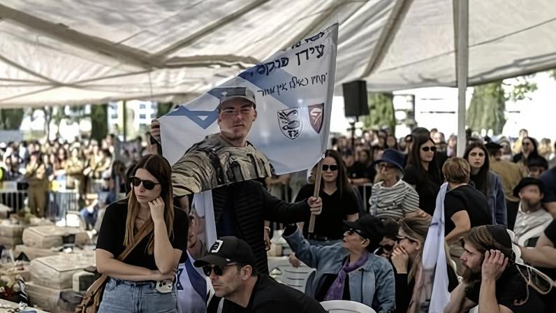 Familiares e amigos no funeral do sargento israelense Idan Fooks, morto em combate no sul do Líbano, em Petah Tikva, em 27 de abril de 2026.