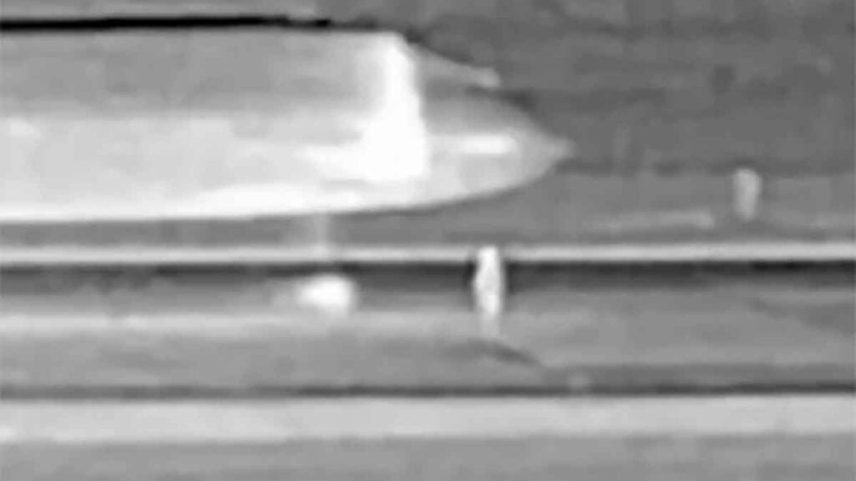 Homem caminha na pista de decolagem e é atingido por motor de avião