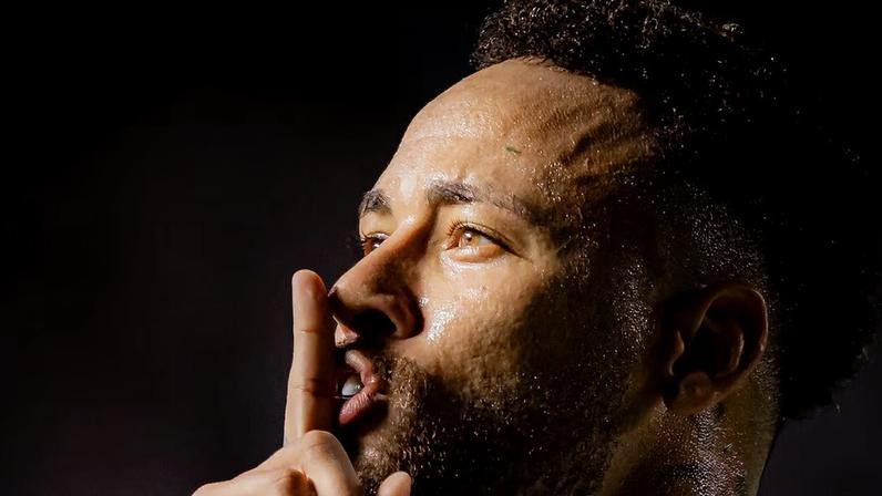 Neymar não escapou de polêmicas, mas foi importante para o Santos em campo.