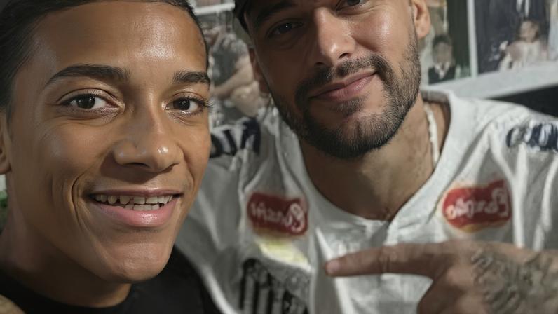 Neymar ‘abraça’ filho de Robinho: ‘Teu pai cuidou de mim e eu cuidarei de você’