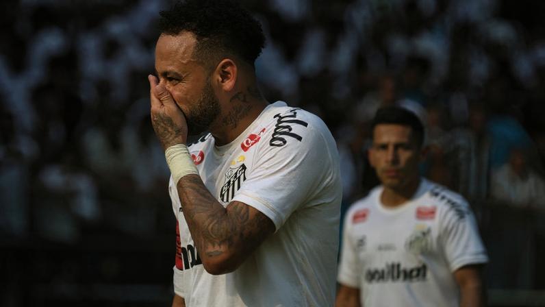 Neymar tem atuação discreta e vê Santos ser atropelado pelo Coritiba antes de convocação para a Copa.