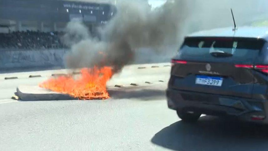 Barricadas foram incendiadas perto da pista do BRT na avenida Brasil