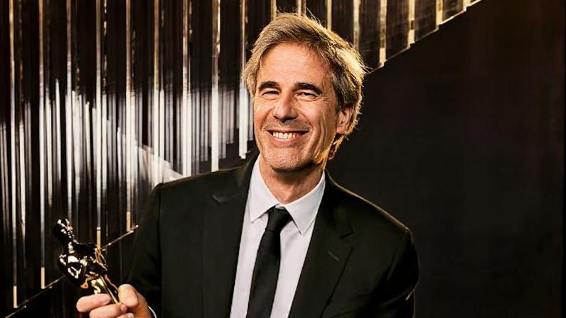 Walter Salles com a estatueta de Melhor Filme Internacional de 'Ainda Estou Aqui'.
