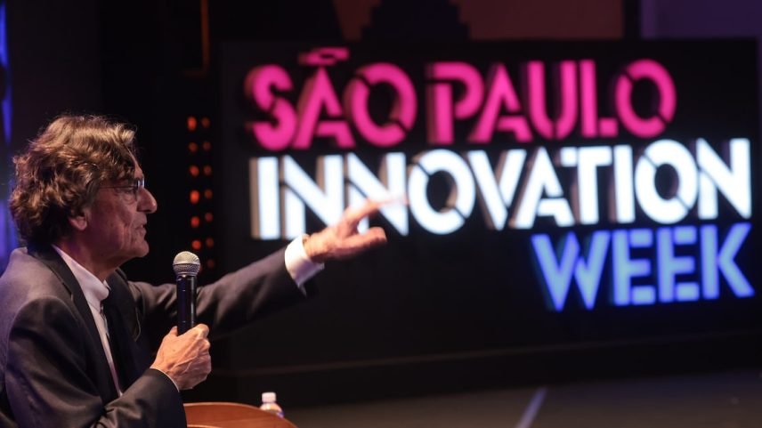 Luc Ferry fala para um auditório lotado em SP. Foto: Werther Santana