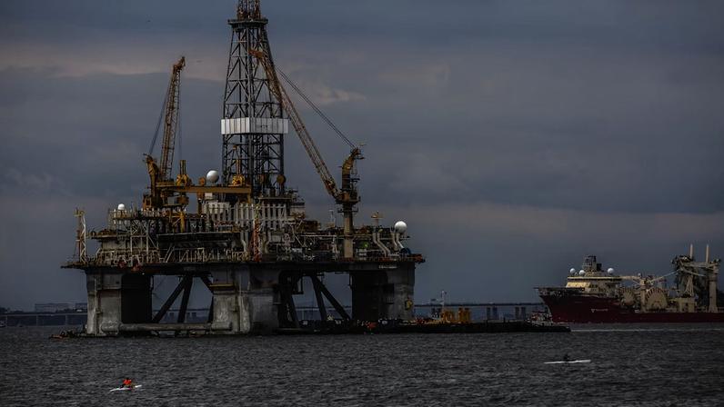 Plataforma de petróleo na Baía de Guanabara: crescimento em 2025 foi impulsionado pelo forte avanço da Guiana e pela liderança sustentada do Brasil como principal produtor regional.