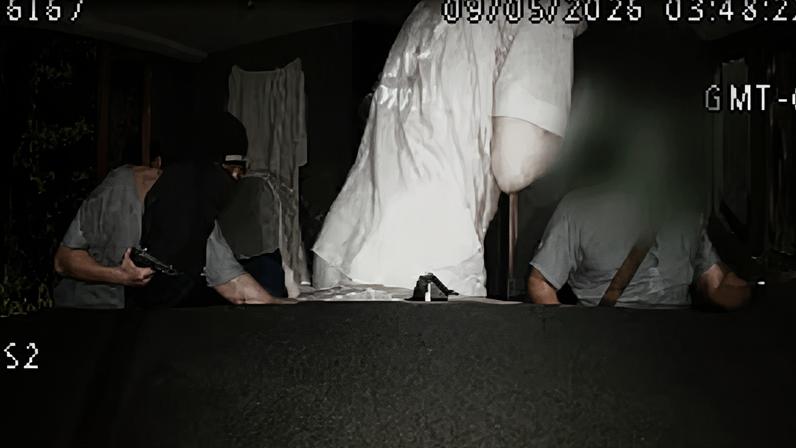 Homens armados com fuzis e pistolas renderem o motorista e roubaram pertences dele e de 11 passageiros; eles fugiram após o assalto