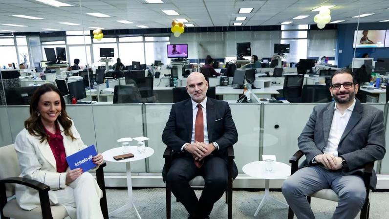 A mediadora Camila Silveira, Rogério Frabetti, VP e GM da Biogen Brasil e Tony Daher, presidente da Casa Hunter. Foto: Tiago Queiroz/Estadão Blue Studio