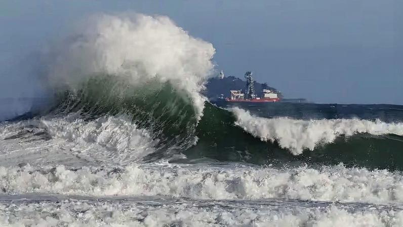 Ondas podem atingir 3 metros de altura
