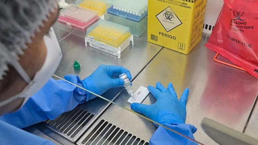 Sintomas iniciais incluem febre, dores no corpo, dor de cabeça, dor lombar e dor abdominal