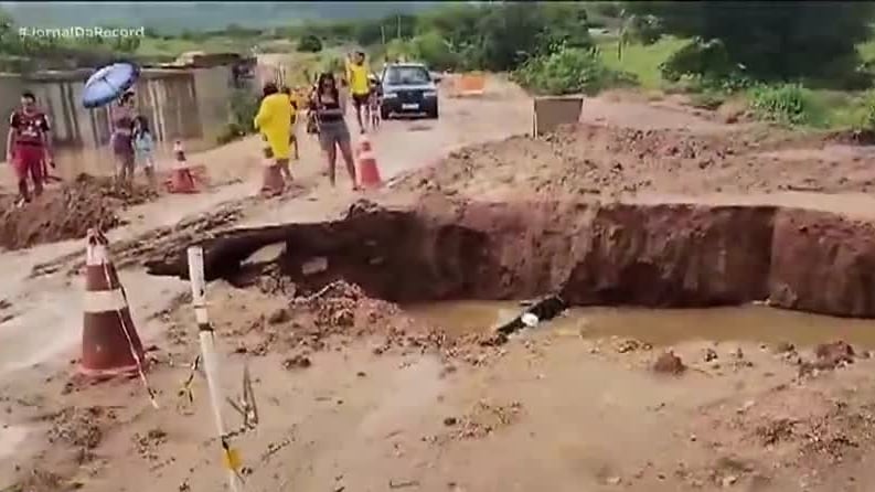 Fortes chuvas destroem estrada em construção no interior da Paraíba