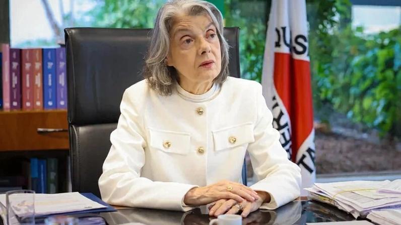 A ministra Cármen Lúcia, em seu gabinete: terceira mulher na história do STF e única em exercício atualmente, com aposentadoria marcada para 2029. (Gustavo Moreno)
