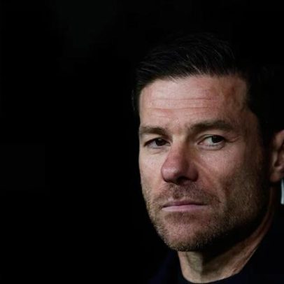 Xabi Alonso é anunciado pelo Chelsea, assina por quatro anos e mira títulos