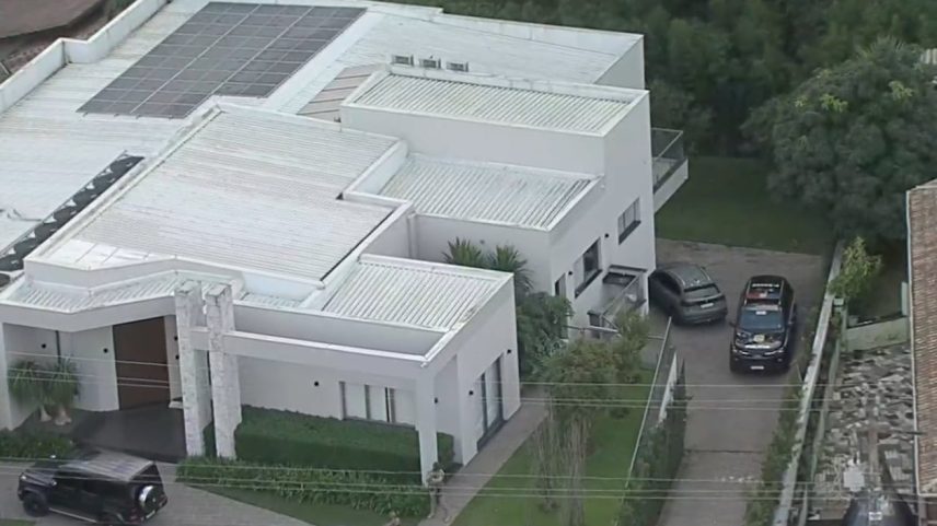 Operação da polícia cerca casa de influenciadora em Alphaville, na Grande SP