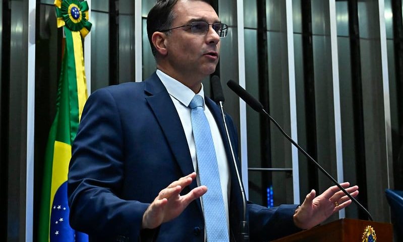 Campanha de Flávio Bolsonaro avalia que estratégia deu certo