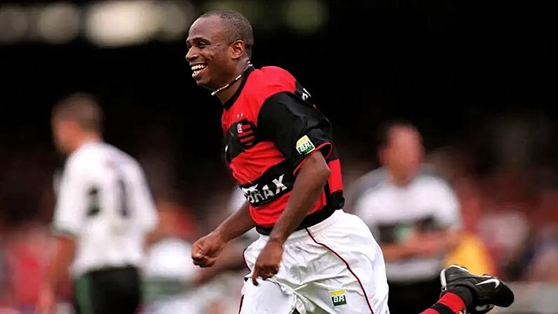 Herói nos acréscimos: Edílson foi autor o gol da vitória rubro-negra aos 46 do segundo tempo, garantindo o triunfo no clássico de 2003. (Foto: Cleber Mendes/Lancepress!)