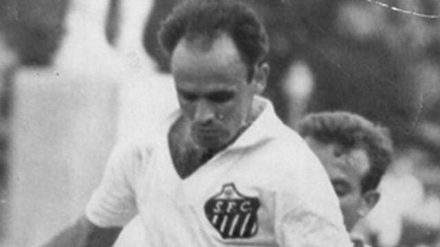 Pepe em ação pelo Santos, o Canhão da Vila, símbolo de potência e longevidade.