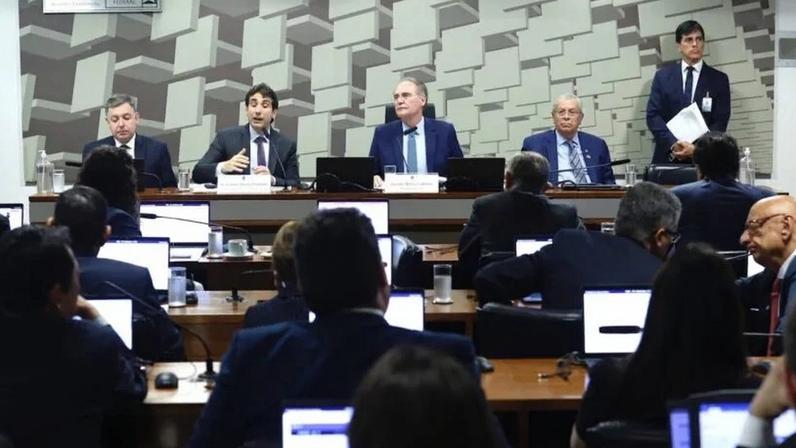 O presidente do Banco Central, Gabriel Galípolo, em audiência pública na Comissão de Assuntos Econômicos do Senado. Na imagem, ele fala ao microfone. Ao seu lado direito, o senador Renan Calheiros (MDB-AL), presidente do colegiado