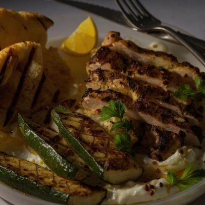 Frango marinado em iogurte com alho