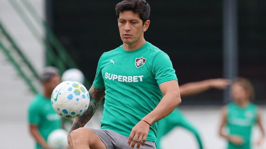 Germán Cano com a bola durante treino do Fluminense no CT Carlos Castilho (Foto: Lucas Merçon / Fluminense)