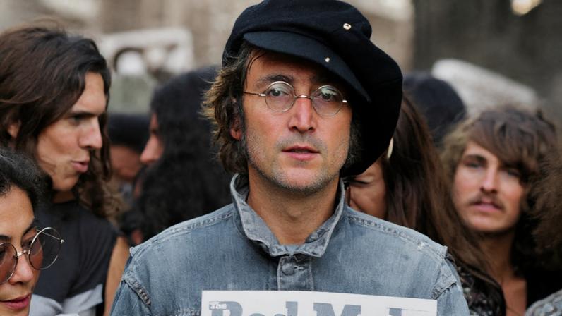 O cantor e compositor John Lennon em 1975