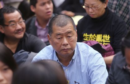 Jimmy Lai e manifestantes durante um protesto realizado em 2014