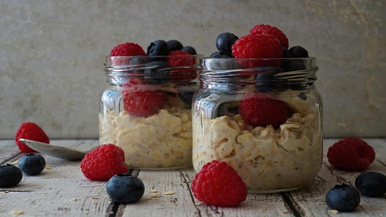 Pote com aveia dormida e frutas