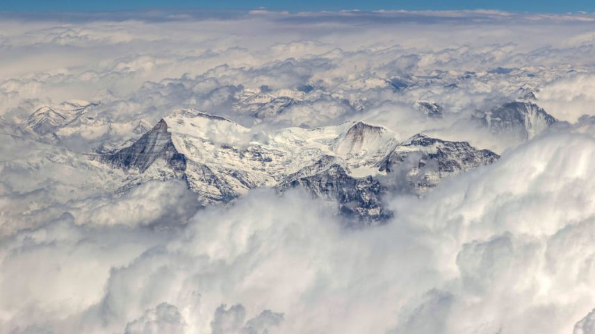 A cadeia do Himalaia, onde fica o Everest, o pico mais alto do mundo