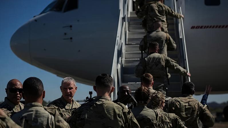 Soldados americanos embarcando em avião com destino à Alemanha, em março de 2022