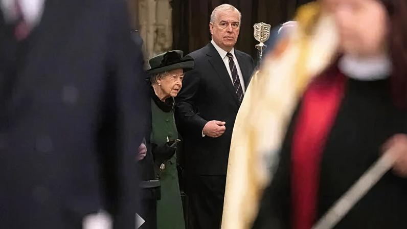 A rainha Elizabeth II chega à Abadia de Westminster acompanhada pelo príncipe Andrew, duque de York