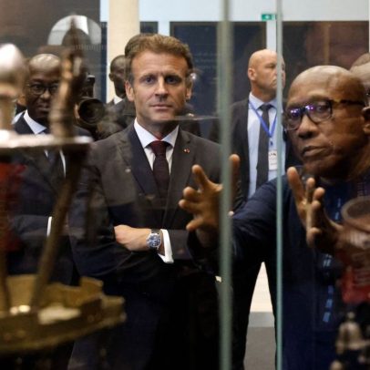 França aprova lei histórica de restituição de arte colonial; protestos no museu