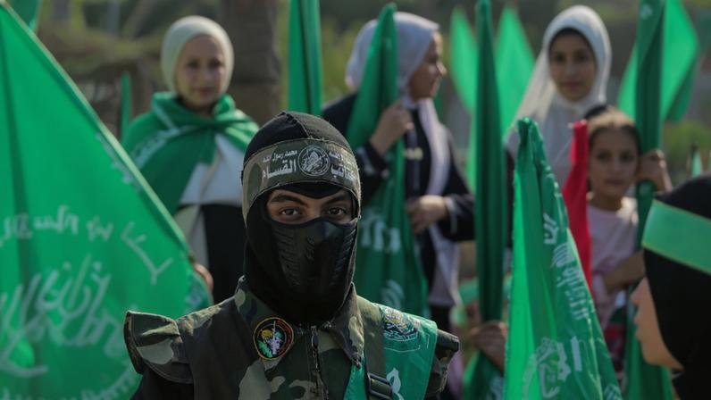 Imagem colorida mostra membro do Hamas - Metrópoles