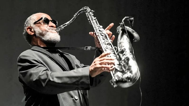 O músico de jazz americano Sonny Rollins toca saxofone tenor durante sua apresentação no Beacon Theatre, em Nova York, em 18 de novembro de 1995 (Jack Vartoogian/Getty Images)