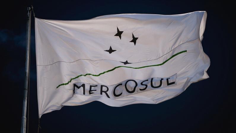 Imagem colorida mostra bandeira do Mercosul - Metrópoles