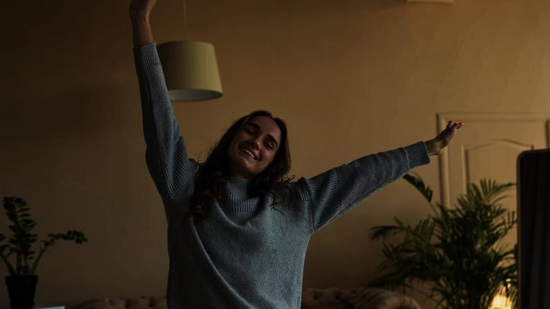 Essa percepção de que quem “não liga para a opinião alheia” é alguém frio ou arrogante é um dos grandes mitos que a psicologia moderna tenta desconstruir
