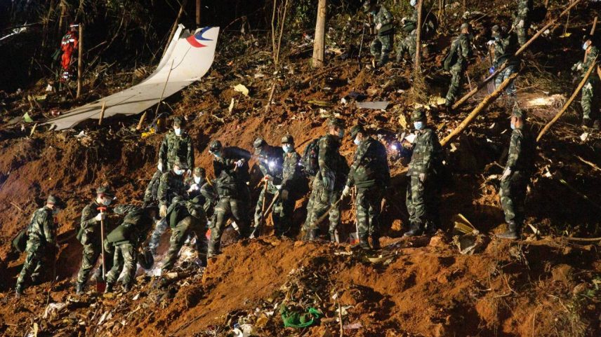 Equipes de resgate trabalham no local da queda de um avião em 22 de março de 2022