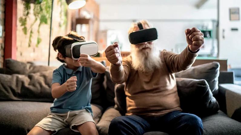 Um avô e seu neto navegando no mundo da realidade virtual: Gerações idosas também são usuárias de tecnologia (FG Trade/Getty Images)