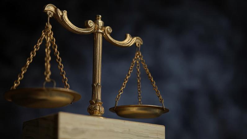 Nos anos 2000, operações policiais já apontavam para a participação de advogados em esquemas de lavagem de dinheiro associados a organizações criminosas, especialmente o Comando Vermelho (CV) e o Primeiro Comando da Capital (PCC). (May Lim/500px/Getty Images)