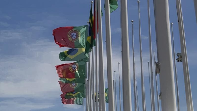 Bandeiras do Brasil e de Portugal hasteadas em Lisboa, Portugal
