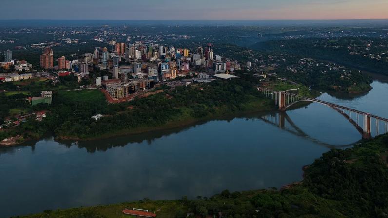 Ponte da amizade marca a fronteira do Brasil com a Ciudad del Este