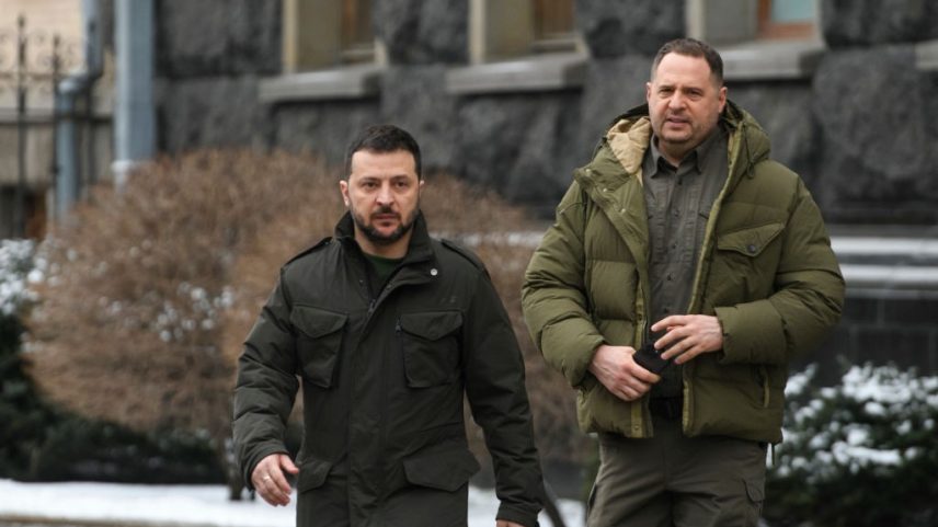 O presidente da Ucrânia, Volodymyr Zelenskiy, e seu antigo chefe de gabinete, Andriy Yermak, em Kiev. 22/01/2024 - (Maxym Marusenko/NurPhoto/Getty Images)