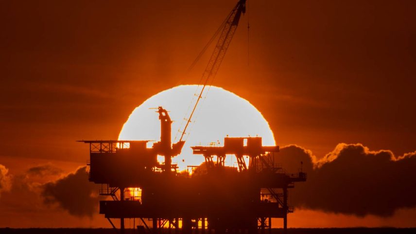 Plataforma de petróleo perto de Huntington Beach, Califórnia, nos Estados Unidos: era do combustível pode estar chegando ao fim