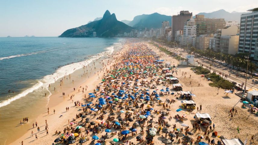 Praia lotada no Rio de Janeiro: que tal curtir um feriadão?